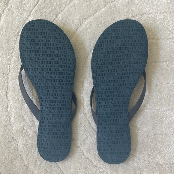 Tkees Boyfriend Vegan matte blue flip flops size 8.5 brand new, bag included - Picture 2 of 4